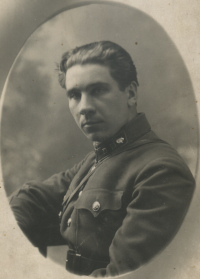 Неизвестный командир (4-я 
			категория) со значками почтово-голубиных станций на петлицах суконной рубахи-френча образца 1924 г., 1929 г.