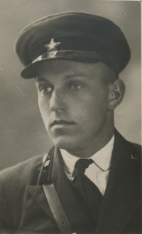 Командир-танкист Борис N в 
			форме одежды, установленной для АБТВ в 1934 г.