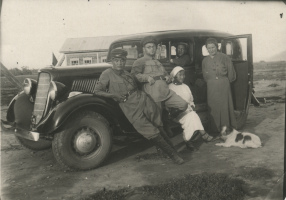 Военнослужащий Тувинской 
			народно-революционной армии со знаками различия в виде петлиц треугольной формы